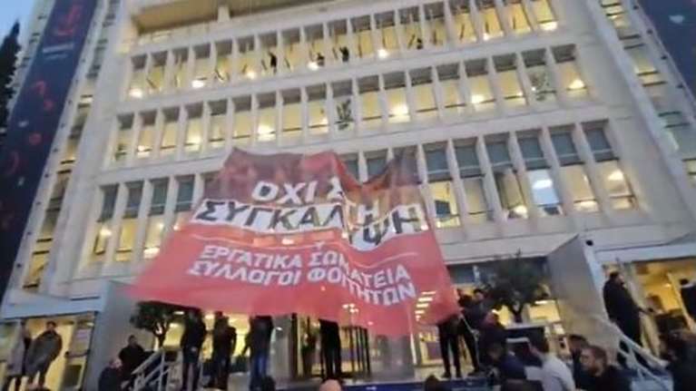 Παρέμβαση στο ραδιομέγαρο της ΕΡΤ για τα Τέμπη: "Το έγκλημα δεν θα συγκαλυφθεί"
