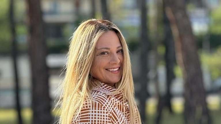 Η πιο δυνατή τάση της σεζόν είναι και η διαχρονικά πιο αμφιλεγόμενη: Η Νάνσυ Ζαμπέτογλου φόρεσε το φόρεμα που λίγες τολμούν