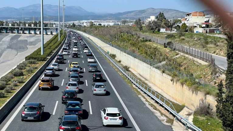 Αττική Οδός: Κλειστή η έξοδος Πεντέλης λόγω φωτιάς σε όχημα - Στο ρεύμα προς Ελευσίνα