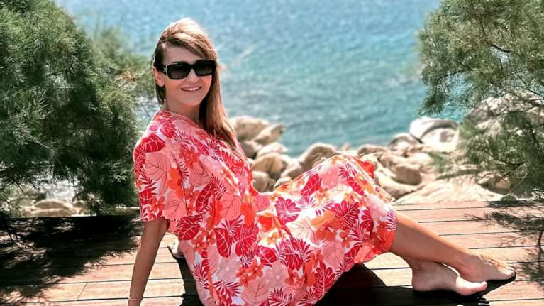 Η Μάρα Ζαχαρέα ποζάρει άβαφη και χαλαρή στο απόλυτο καλοκαιρινό σκηνικό