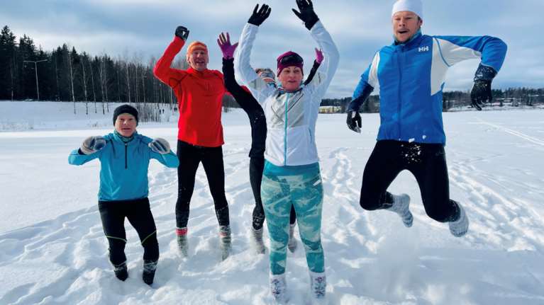 Οι Φινλανδοί μπούχτησαν από το lockdown και τρέχουν στο χιόνι φορώντας… χοντρές μάλλινες κάλτσες