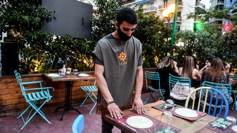 Γεωργιάδης: Θα ανοίξουν και οι εσωτερικοί χώροι των εστιατορίων τον Ιούνιο - Τέλος τα SMS την Παρασκευή