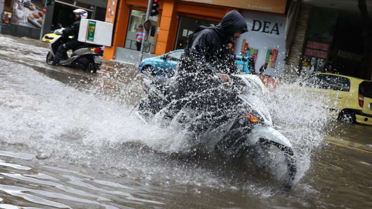 Wolt: Σταματά παραγγελίες και παραδόσεις στις περιοχές με έντονα φαινόμενα