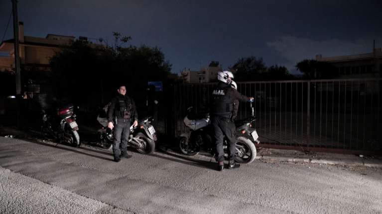 Θρίλερ με πτώμα σε προχωρημένη σήψη στο Μενίδι τυλιγμένο σε κουβέρτα