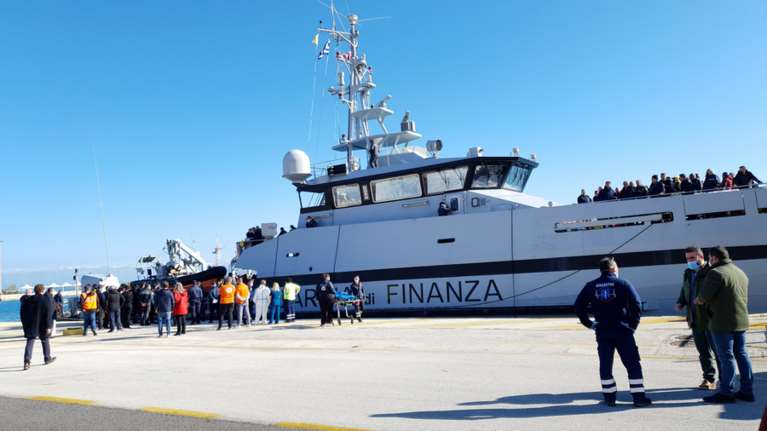 Στην Κέρκυρα οι επιβάτες του φλεγόμενου πλοίου - 4 τραυματίες στο νοσοκομείο, ανάμεσά τους βρέφος 2 μηνών [εικόνες - βίντεο]