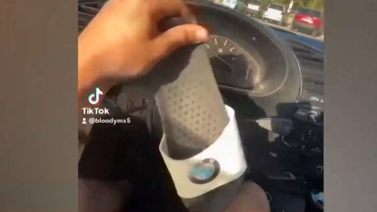 Αδιανόητες εικόνες στους δρόμους της Αθήνας: Οδηγούσε με… παντόφλα στο τιμόνι στην Αργυρούπολη