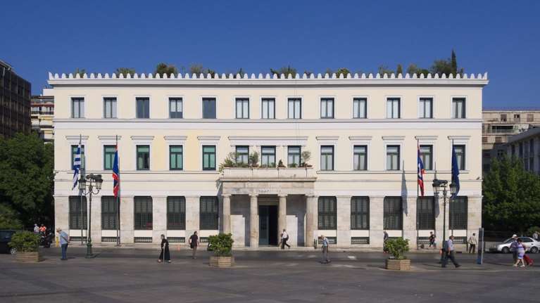 Δήμος Αθηναίων: Πρώην υπάλληλος υπεξαίρεσε 75.000 από το ταμείο Σχολικής Επιτροπής και τα έπαιξε στο στοίχημα