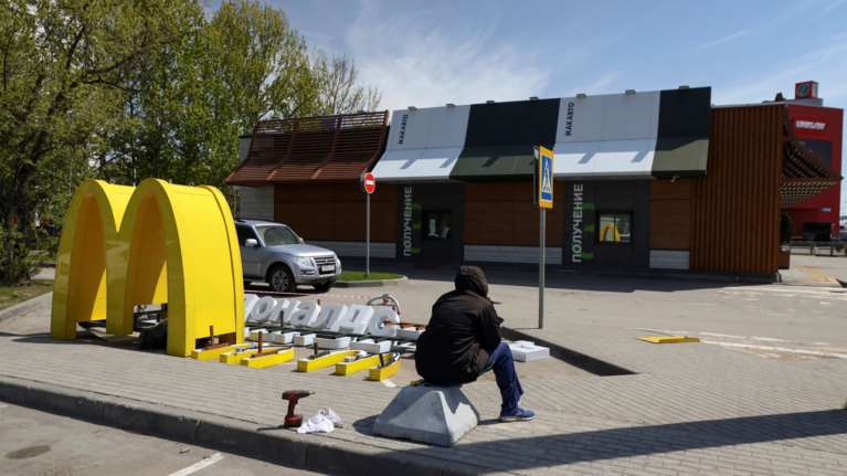 Ρωσία: Τέλος εποχής - Ξηλώθηκαν οι εμβληματικές ‘Χρυσές Αψίδες’ των McDonald&#39;s μετά από 30 χρόνια [Εικόνες]