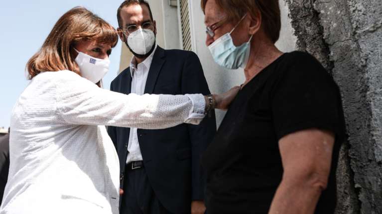 Στα καμένα της Ηλείας η Κατερίνα Σακελλαροπούλου: &quot;Χρέος της Πολιτείας να σταθεί αρωγός στην αποκατάσταση των ζημιών&quot;  [Εικόνες]