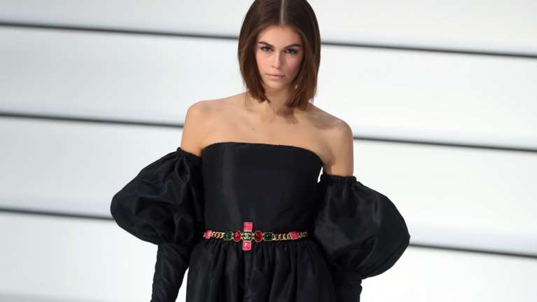 Κάια Γκέρμπερ: Με slip dress στη βόλτα με τον νέο της σύντροφο