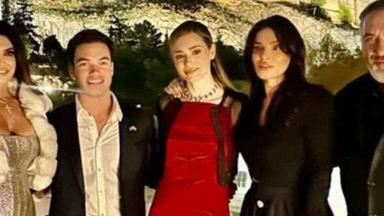 Η Κίμπερλι Γκίλφοϊλ στη βεράντα του σπιτιού της Σήλιας Κριθαριώτη που βρίσκεται κάτω από την Ακρόπολη