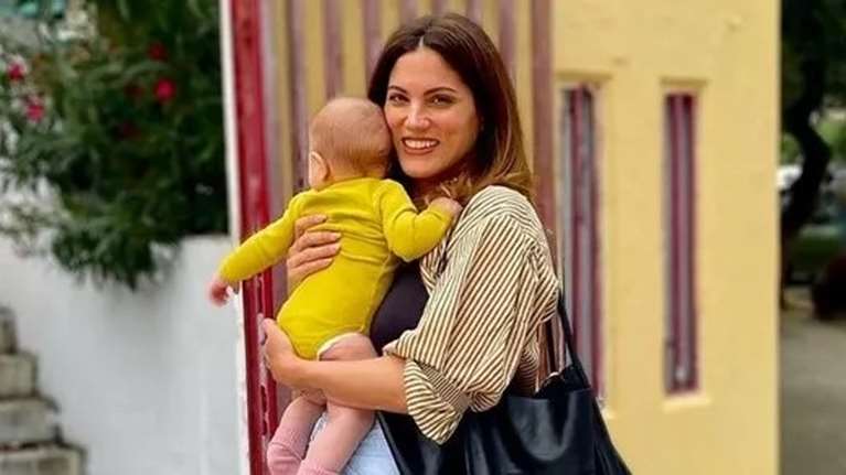 Mini fashion icon η Ολίβια Στρατή: Με πουά τζιν μπουφανάκι στην παιδική χαρά