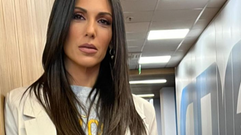 Η Ανθή Βούλγαρη ποζάρει στην αγκαλιά του συζύγου της!