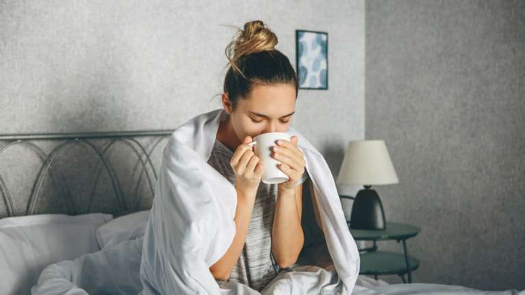 Ίωση ή κρυολόγημα; Τα συμπτώματα και φυσικοί τρόποι αντιμετώπισης