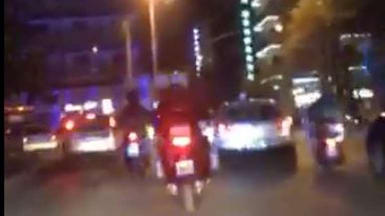 Ανήλικος με αλλεργικό σοκ: Καρέ - καρέ η αστραπιαία μεταφορά στο νοσοκομείο από την ΕΛΑΣ [Βίντεο]