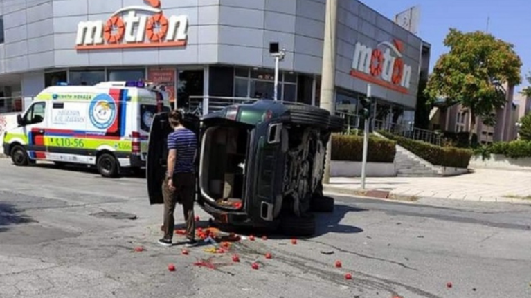 Τροχαίο στη Θεσσαλονίκη: Ανετράπη όχημα μετά από σύγκρουση - Τραυματίστηκε ελαφριά ένας 5χρονος [Εικόνες]
