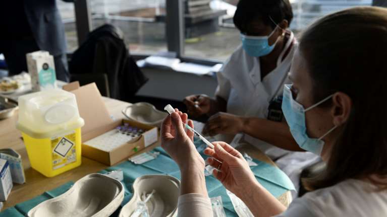 Κορονοϊός-Εμβόλια: Αυστηρή προειδοποίηση φαρμακοβιομηχανιών σε κυβερνήσεις κατά της παραβίασης δόσεων και χρόνων