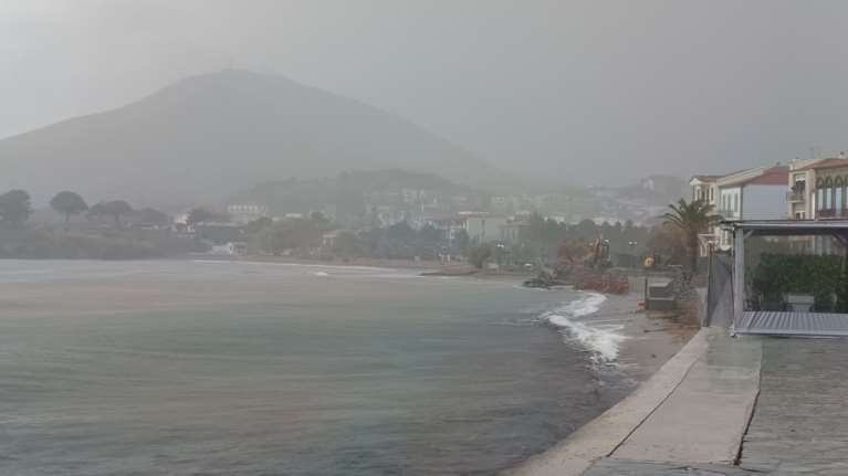 Κακοκαιρία Bora: Μήνυμα του 112 για πλημμύρες στη Λήμνο - Πότε αναμένονται καταιγίδες στην Αττική - Προειδοποίηση Τσατραφύλλια