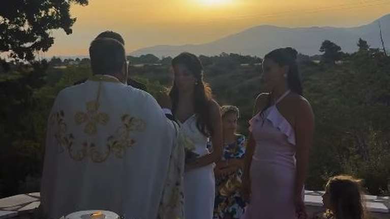 Έγινε κουμπάρα η Χριστίνα Μπόμπα- Η φωτογραφία με την αδερφή της, Ελίνα