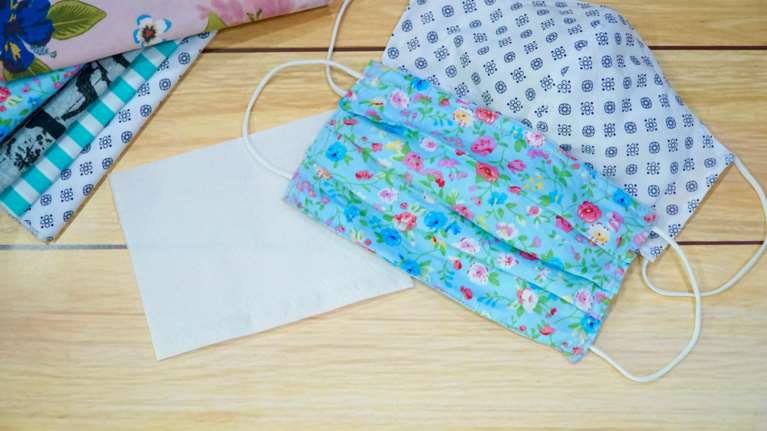 Ανατρεπτική δήλωση από καθηγητή Πνευμονολογίας: Δεν υπάρχει απόδειξη ότι οι υφασμάτινες μάσκες προστατεύουν