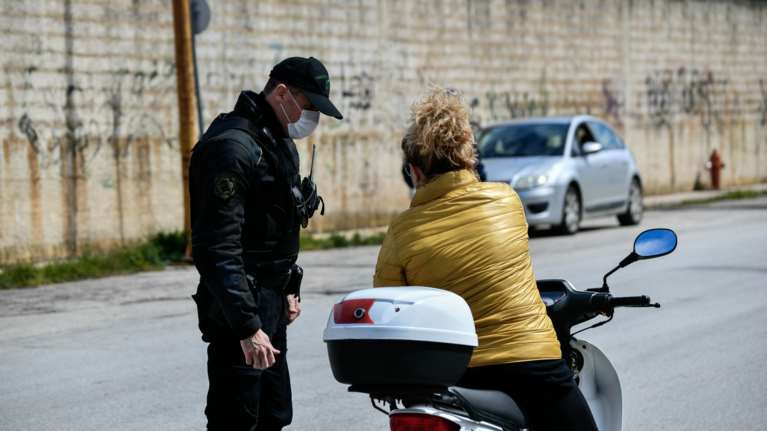 Τα νέα πρόστιμα της αστυνομίας: 31 παραβάσεις για μη τήρηση αποστάσεων και μη χρήση μάσκας