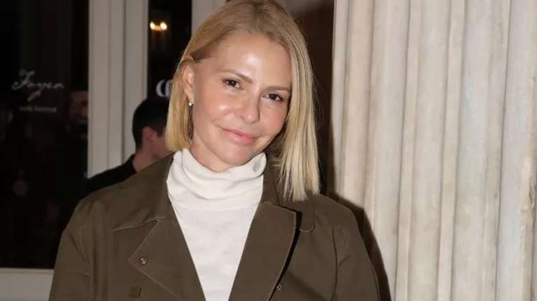 Η Τζένη Μπαλατσινού στα 90s: Σε θρυλικό πάρτι του Βασίλειου Κωστέτσου για την ονομαστική του γιορτή