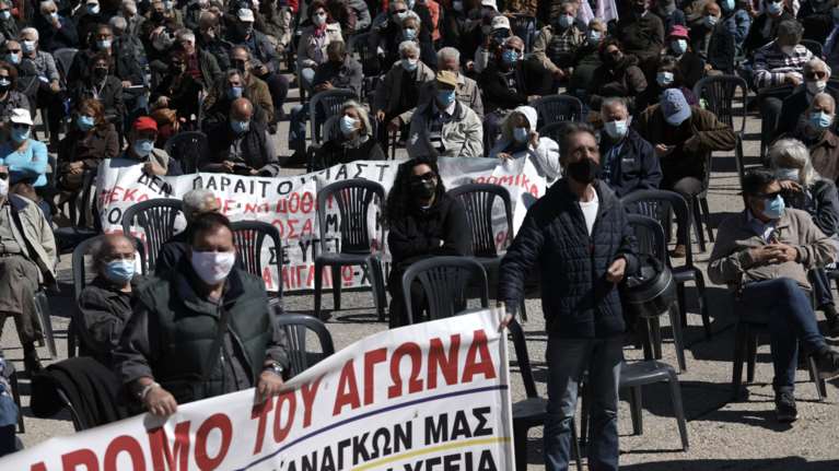 Καθιστική διαμαρτυρία συνταξιούχων στην πλατεία Κλαυθμώνος με μέτρα και αποστάσεις [εικόνες]