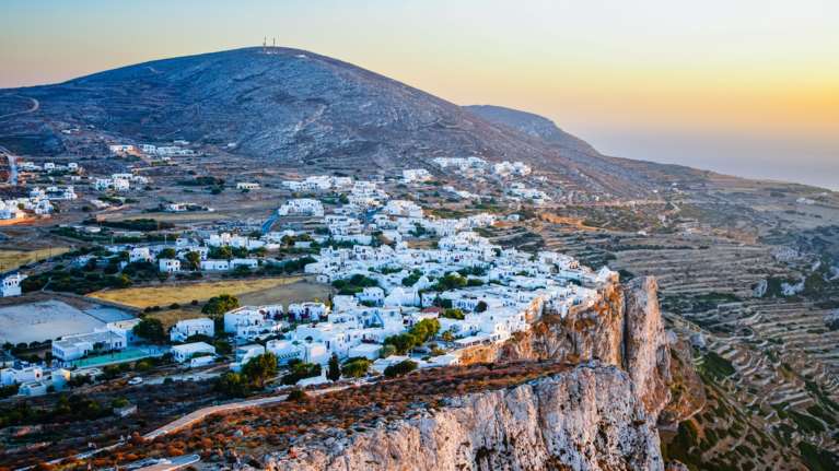 Κυκλάδες: Χάνεται το στοίχημα της βιωσιμότητας - Κινδυνεύει να πνιγεί κάτω από χιλιάδες τόνους σκουπιδιών η Τήνος