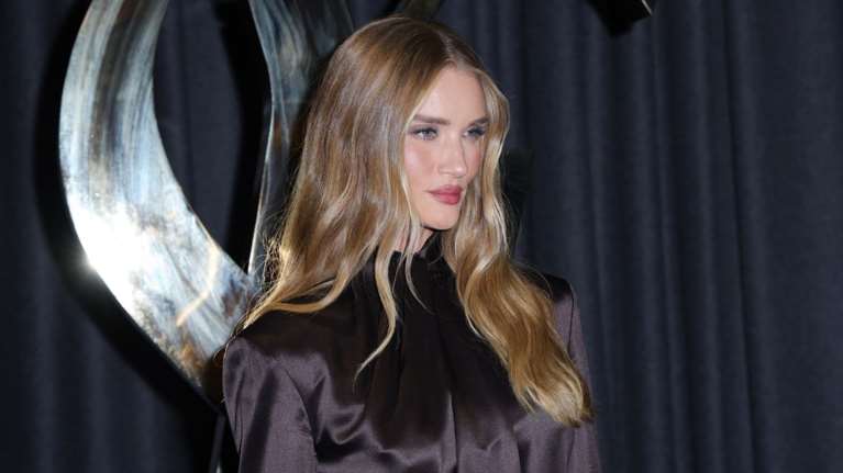 &quot;Liquid waves&quot;: H πολυτελής τάση που κάνει τα μαλλιά να ρέουν απαλά σαν μετάξι