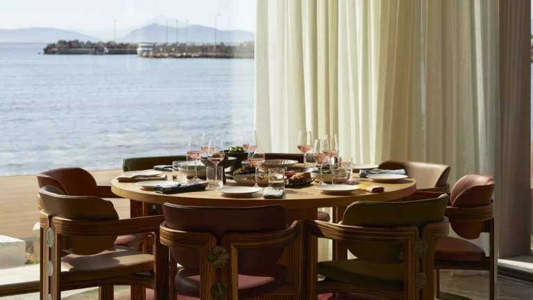 Beach bar, ψαριέρες πάνω στην άμμο, σεβίτσε και γαβράκι, κοκτέιλ δίπλα στο κύμα και ώπα στα νέα στέκια της παραλιακής