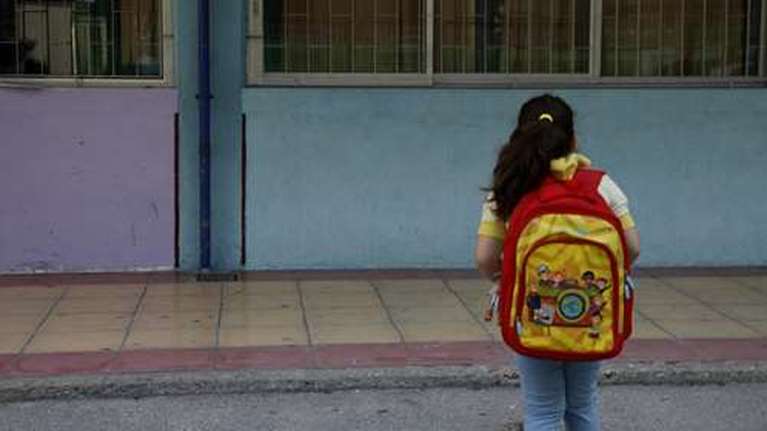 Μητέρα καταγγέλλει πως έχασε την επιμέλεια του παιδιού από τον πατέρα που έχει ιστορικό κακοποίησης εις βάρος της κόρης τους