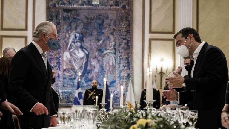 Ο διάλογος πρίγκιπα Καρόλου με τον Τσίπρα στο Προεδρικό: &quot;Σε βλέπω ανανεωμένο, έφυγε το βάρος από πάνω σου&quot;