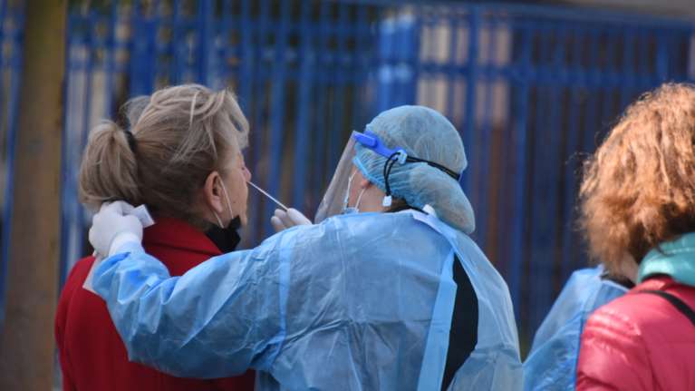 Εξαρση στην Αττική με 565 νέα κρούσματα από τα 1.113 - Στα 236 τα μεταλλαγμένα στελέχη - Πού εντοπίστηκε η νοτιοαφρικανική μετάλλαξη