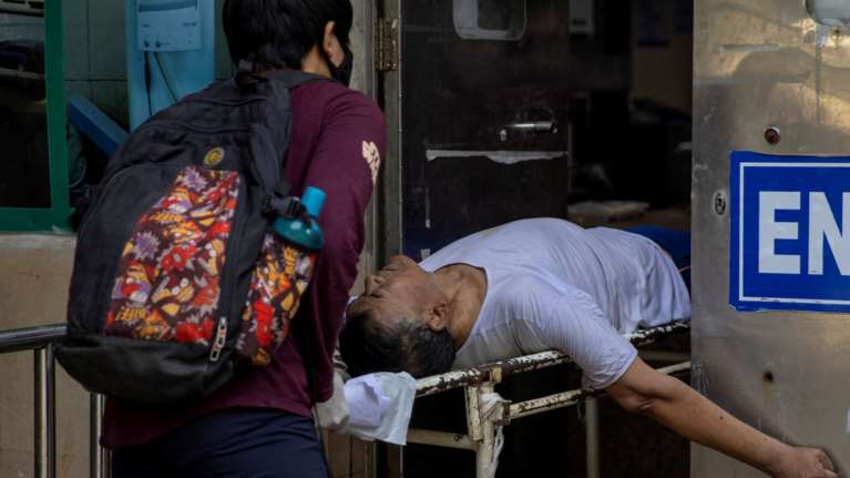 Κορονοϊός: Εικόνες "γροθιά στο στομάχι" από νοσοκομεία στο Νέο Δελχί - Καταρρέει το σύστημα υγείας