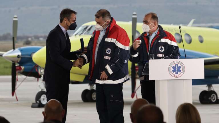 Μητσοτάκης σε διασώστες, νοσηλευτές και γιατρούς: &quot;Γρήγορη οικοδόμηση ενός νέου ΕΚΑΒ&quot;