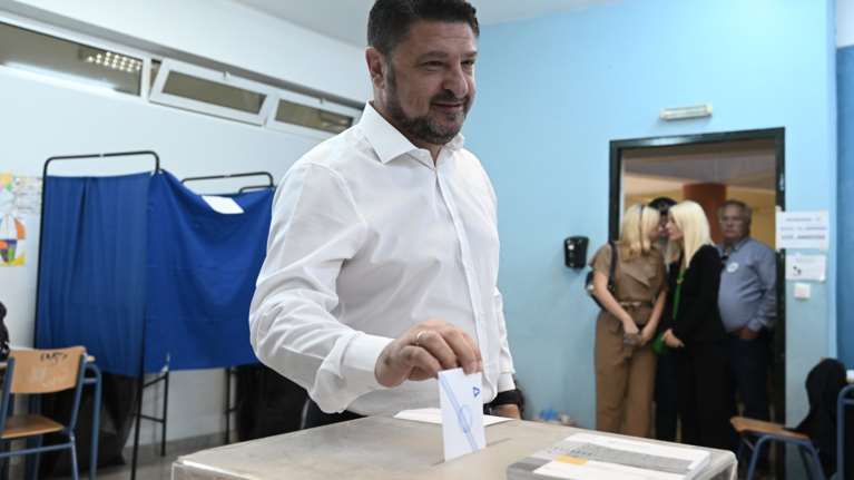 Στον Βύρωνα μαζί με την κόρη του ψήφισε ο Χαρδαλιάς - &quot;Ψηφίζουμε για την ασφάλεια των κατοίκων μας&quot;