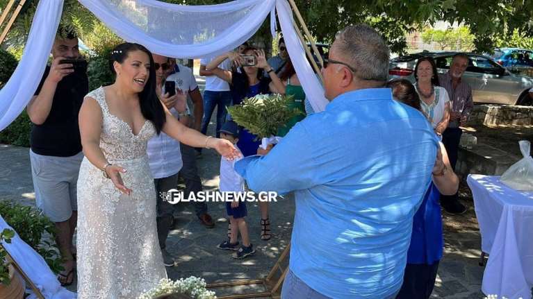 Χανιά: Ανδρας πήγε στην εκκλησία για βάφτιση και έφυγε… γαμπρός - Τον περίμενε με την ανθοδέσμη [βίντεο]