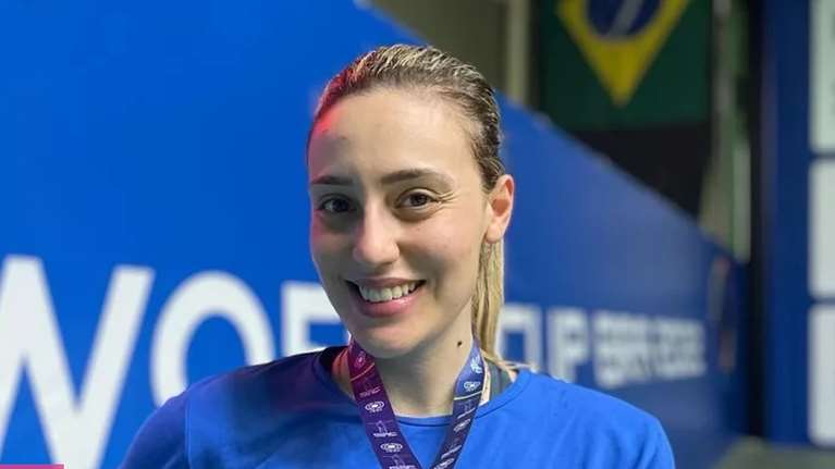 Άννα Κορακάκη: Ποζάρει με μαγιό και μας δείχνει τις άψογες αναλογίες της