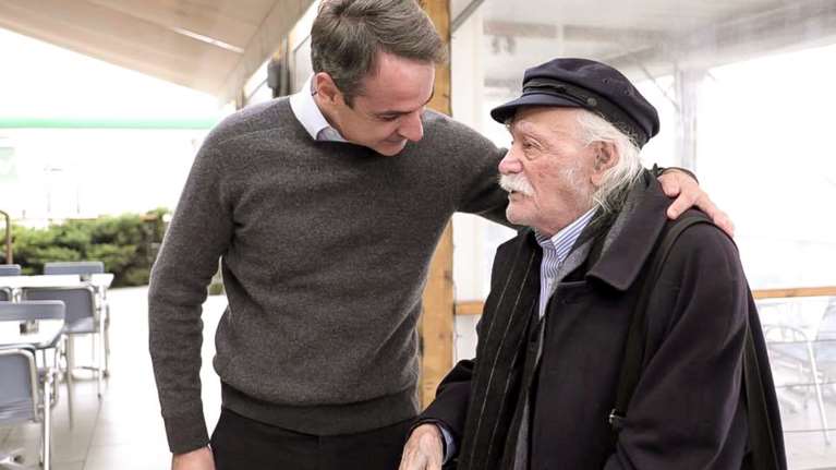 Μητσοτάκης για Γλέζο: Το έθνος χαμηλώνει τις σημαίες του για να περάσει ένας μεγάλος Έλληνας