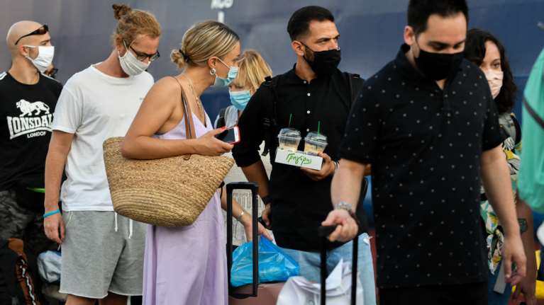 Μπαράζ ελέγχων της ΕΛΑΣ: 328 χωρίς μάσκα, πρόστιμο 150 ευρώ και πολλές παραβάσεις σε όλη τη χώρα