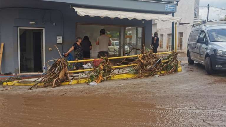 Βυθίστηκαν στη λάσπη τα Ψαχνά: Συγκλονίζουν οι φωτογραφίες [Εικόνες]