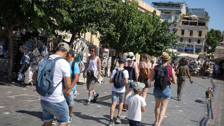 Καιρός: Σε υψηλά επίπεδα και σήμερα η θερμοκρασία - Δυνατοί άνεμοι στο Αιγαίο