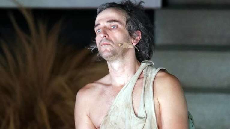 Τι γυρεύει ο Άρης Σερβετάλης με πατερίτσες και κολάν στο κέντρο της Αθήνας;