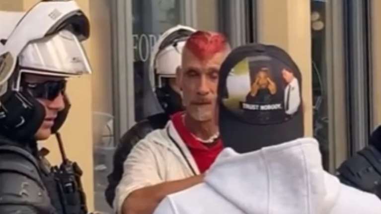 Συνελήφθη πάλι ο Tik Toker &quot;Red Dragon&quot; - Παρενόχλησε δύο ανήλικες στο κέντρο της Αθήνας [βίντεο]