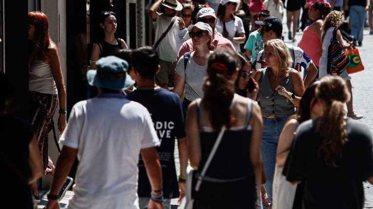 Κορονοϊός: Aύξηση θετικότητας, εισαγωγών και διασωληνώσεων -  Σαρώνει η &quot;Eris&quot;, 35 θάνατοι την τελευταία εβδομάδα