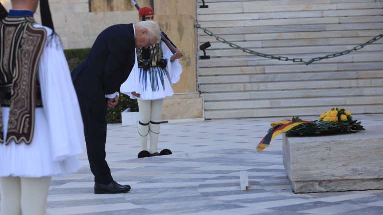 Στην Αθήνα ο Γερμανός πρόεδρος Σταϊνμάιερ – Κατέθεσε στεφάνι στο Μνημείο του Αγνώστου Στρατιώτη [εικόνες]