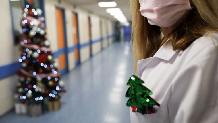 &quot;Εορταστική συνωμοσία&quot; γιατρών και νοσηλευτών στον καιρό του κορονοϊού-Γίνονται φίλοι και συγγενείς των ασθενών