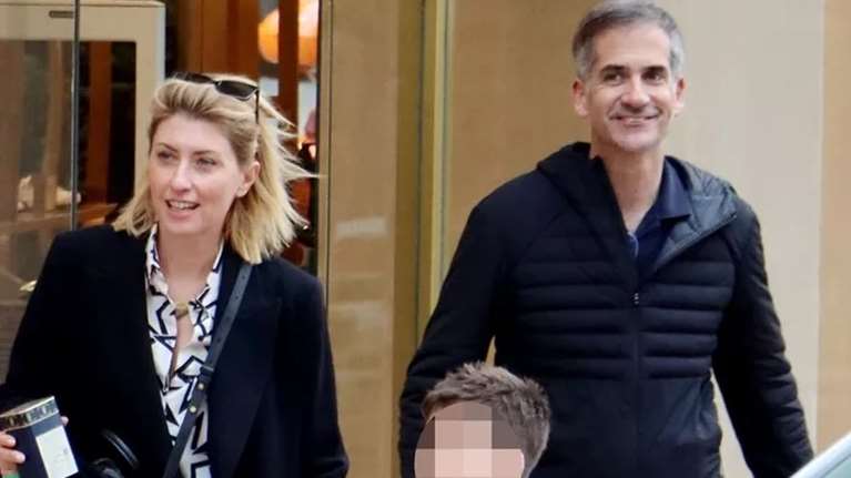 Η Σία Κοσιώνη στο σκούτερ με τον Δήμο Μπακογιάννη: Με μαύρο κολάν και μποτάκια στο κέντρο της Αθήνας