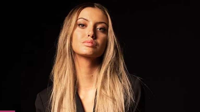 Η Δανάη Λιβιεράτου τραγουδάει acapella και ο μπαμπάς της την αποθεώνει