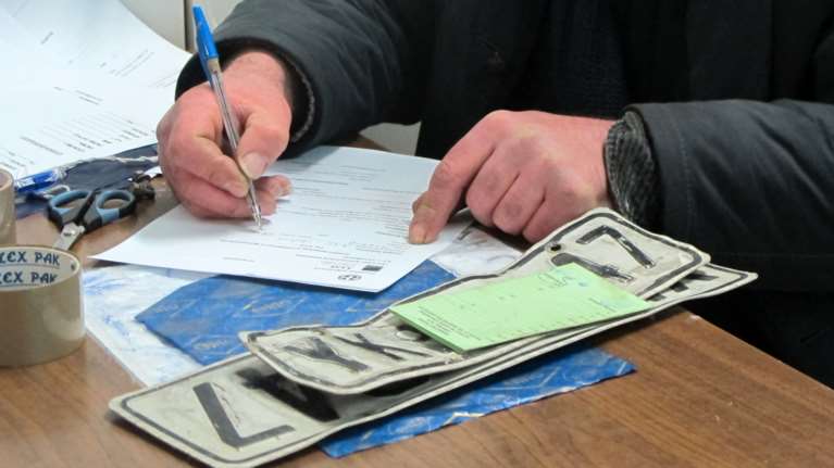 Επιστροφή πινακίδων από τον Δήμο Αθηναίων λόγω Πάσχα